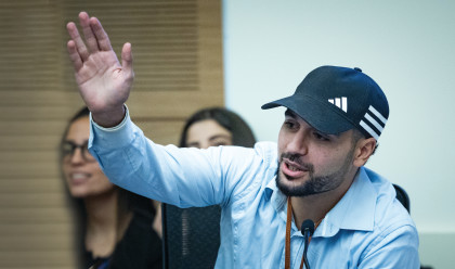 פעיל הימין מרדכי דוד בוועדה לביטחון לאומי, 24.11.25 (צילום: חיים גולדברג, פלאש 90)