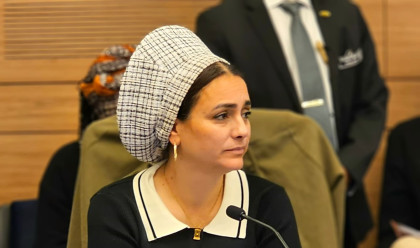 לימור סון הר מלך עם סיכת חבל התלייה (צילום: אברהם בלוך)