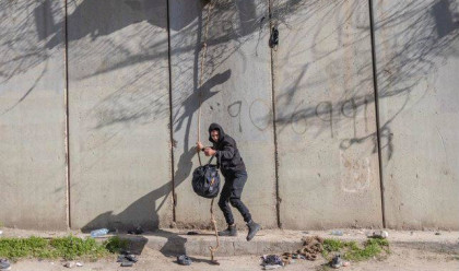 שוהים בלתי חוקיים נכנסים לשטח ישראל באזור ירושלים (צילום: חיים גולדברג פלאש 90)