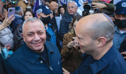 נפתלי בנט וגדי איזנקוט, 15.1.26 (צילום: יונתן זינדל, פלאש 90)