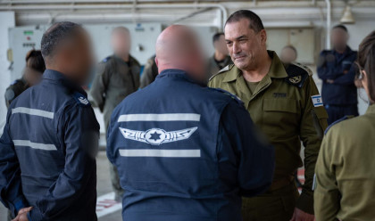 רב-אלוף אייל זמיר בביקור בבסיס חצרים לקראת מבצע "שאגת הארי" (צילום: דובר צה"ל)