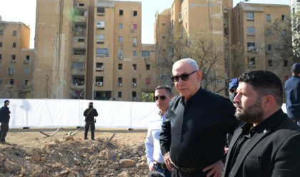 בנימין נתניהו בזירת נפילת הטיל האיראני בבאר שבע (צילום: אבי אוחיון, לע"מ)