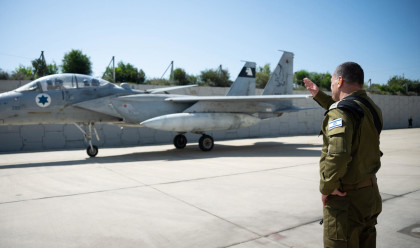 הרמטכ"ל רא"ל אייל זמיר בבסיס חיל האוויר תל נוף (צילום: דובר צהל)