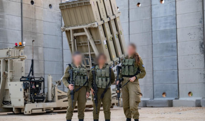 לוחמות הגנה אוויר בסוללת כיפת ברזל (צילום: דובר צה"ל)