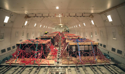 רכבת האווירית של ציוד צבאי וחימושים (צילום: משרד הביטחון)