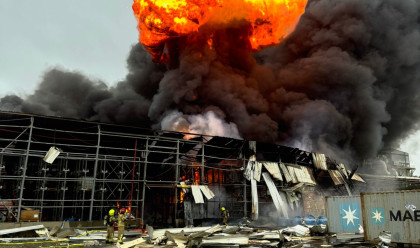 הדרמה בנאות חובב לאחר פגיעת הטיל האיראני (צילום: כבאות והצלה נגב)