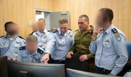 אייל זמיר בחדר הפיקוד על "מבצע עיט" (צילום: דובר צהל)