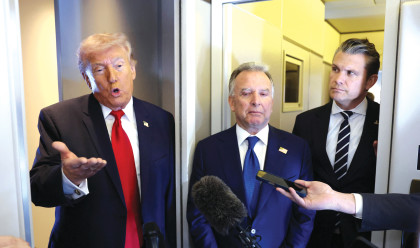 פיט הגסת' סטיב ויטקוף ודונלד טראמפ - מרץ 2026  (צילום: רויטרס)