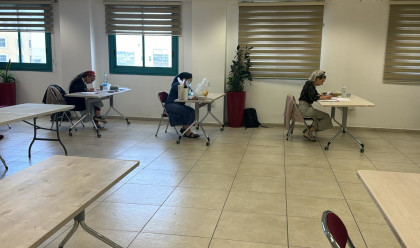 הנשים במהלך הבחינה (צילום: יחצ עתים)