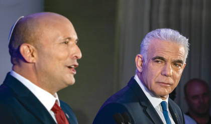 יאיר לפיד ונפתלי כספית במסיבת העיתונאים (צילום: חיים גולדברג פלאש 90)