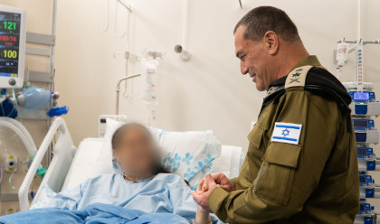 הרמטכ"ל אייל זמיר בביקור פצועים בבית החולים רמב"ם (צילום: דובר צה"ל)