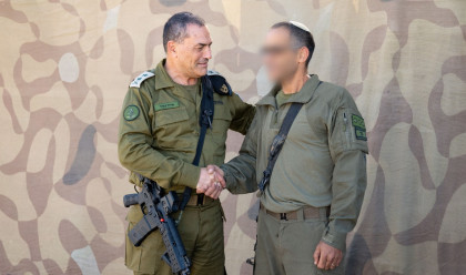 הרמטכ"ל אייל זמיר ואל"ם ח' (צילום: דובר צה"ל)