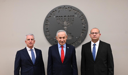 רומן גופמן, בנימין נתניהו ודדי ברנע בטקס חילופי ראש המוסד (צילום: תקשורת המוסד)