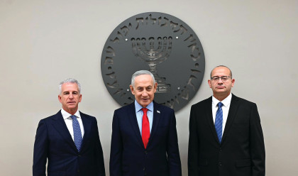 רונן גופמן, בנימין נתניהו ודדי ברנע (צילום: תקשורת המוסד)
