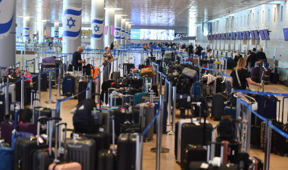 המזוודות נותרו בעמדות בזמן האזעקה בנתב"ג (צילום: אבשלום ששוני)