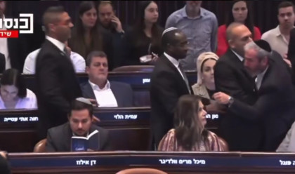 התנפלות על דן אילוז אחרי שהצביע נגד החוק יסוד לימוד התורה (צילום: צילום מסך)