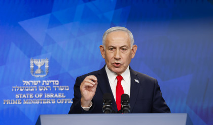 נתניהו במהלך מסיבת העיתונאים אמש (צילום: אוליבייה פיטוסי פלאש 90 )