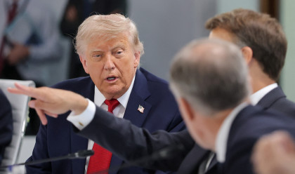 הנשיא טראמפ בפסגת ה-G7 באוויאן (צילום: REUTERS/Christian Hartmann)