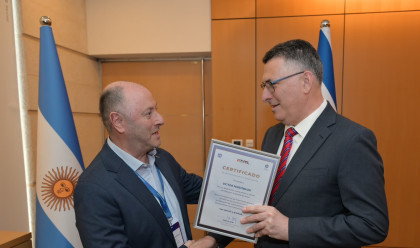 תעודות הוקרה לניצולי הפיגוע בשגרירות ישראל בבואנוס איירס  (צילום: שלומי אמסלם, לע"מ)