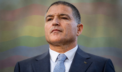 ראש השב"כ דוד זיני ברקע דגל הגאווה (צילום: פלאש 90)