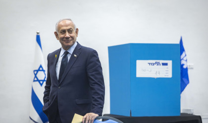 בנימין נתניהו מצביע לוועידת הליכוד (צילום: חיים גולדברג פלאש 90)