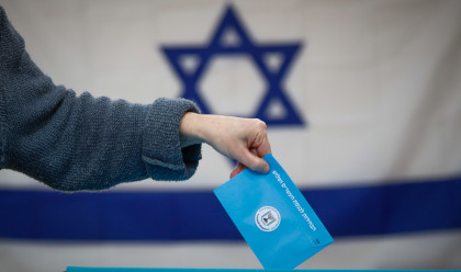 הצבעה בקלפי (צילום: אוליבייה פיטוסי פלאש 90 )