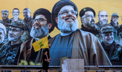 גרפיטי של חיזבאללה בביירות (צילום: REUTERS/Mohamed Azakir)