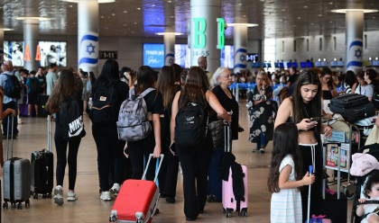 הישראלים מסתערים על נתב"ג (צילום: אבשלום ששוני)