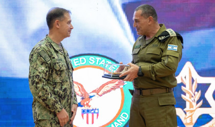 הרמטכ"ל רא"ל אייל זמיר ומפקד פיקוד המרכז של ארה"ב, אדמירל בראד קופר (צילום: דובר צה"ל)