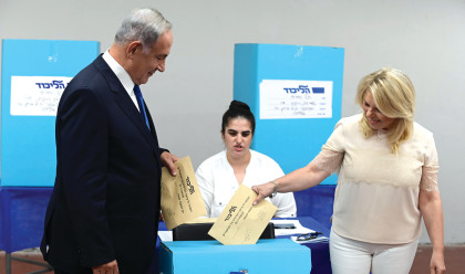 שרה נתניהו ובנימין נתניהו מצביעים בפריימריז של הליכוד, 2022 (צילום: תומר נויברג, פלאש 90)