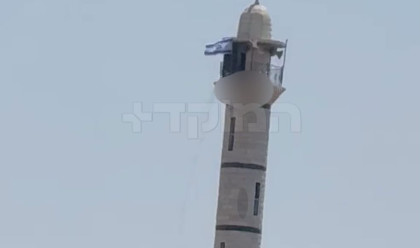 דגל ישראל מתנוסס בראש מסגד בטול כרם (צילום: שימוש לפי סעיף 27א')