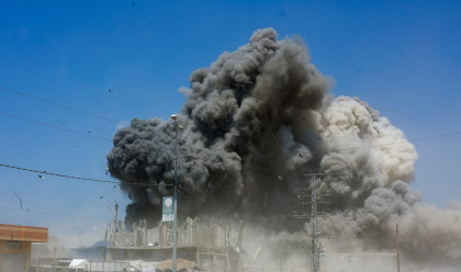 תקיפה בעזה (צילום: REUTERS/Mahmoud Issa)