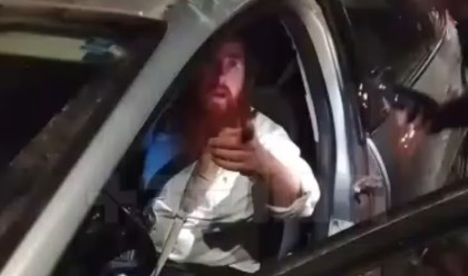 ישראלי חמוש נכנס לכפר הפלסטיני עין עריכ (צילום: צילום מסך רשתות ערביות)
