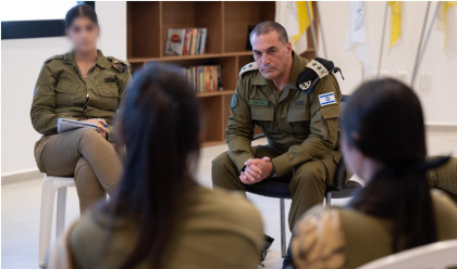 הרמטכ"ל, רב אלוף אייל זמיר במפגש עם התצפיתניות בבסיס אוגדת עזה (צילום: דובר צה"ל)