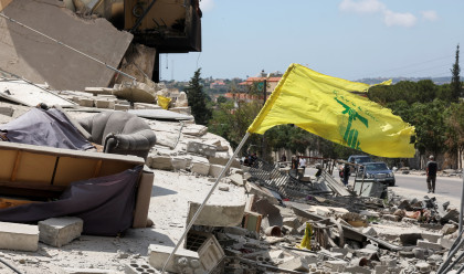 דגל חיזבאללה על רקע הרס בלבנון (צילום: REUTERS/Aziz Taher)