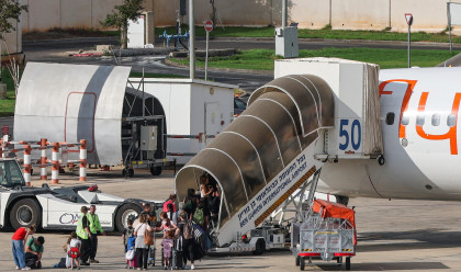 ישראים עולים על מטוס פליי דובאי בנתב"ג (צילום:  JACK GUEZ / AFP via Getty Image)
