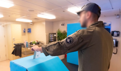 לוחם צה"ל מצביע בקלפי הצבאית לבחירות לכנסת ה-26 (צילום: דובר צה"ל)