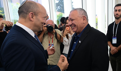 גדי איזנקוט ונפתלי בנט  (צילום: אבשלום ששוני)