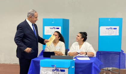 בנימין נתניהו מצביע בפריימריז לליכוד (צילום: אבשלום ששוני)
