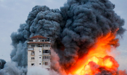 תקיפה בעזה - חרבות ברזל (צילום: Reuters/Ashraf Amrah)