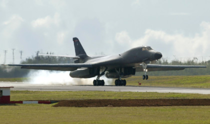 מפציץ B-1 של צבא ארצות הברית (צילום:  REUTERS/Issei Kato)