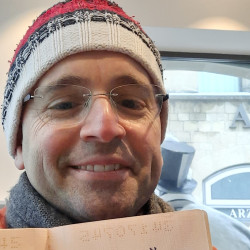 עמרי גלפרין מקבל חותמת ובול המעידים על ביקור במדינה הננסית צילום: עמרי גלפרין