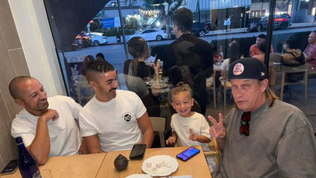 סטיבן בולדווין עם המשפחה הישראלית (צילום: פרטי)