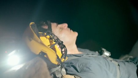 דני קושמרו במעמקי המערה הגדולה בעולם (צילום: באדיבות קשת 12)