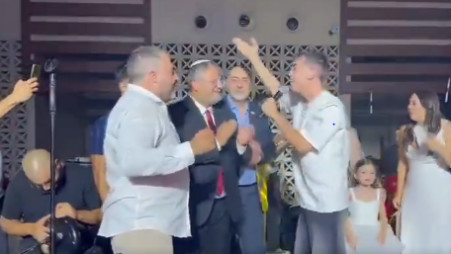 איתמר בן גביר חוגג עם הזמר ששון שאולוב על הבמה (צילום: צילום מסך)