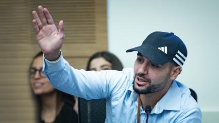 פעיל הימין מרדכי דוד בוועדה לביטחון לאומי, 24.11.25 (צילום: חיים גולדברג, פלאש 90)