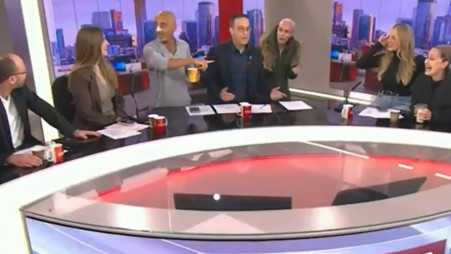 כוכבי ארץ נהדרת פרצו בשידור חי לאולפן של חדשות הבוקר (צילום: צילום מסך)