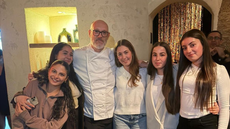 מרגש: שורדות השבי מדליקות נר ראשון בבית (צילום: יחצ)