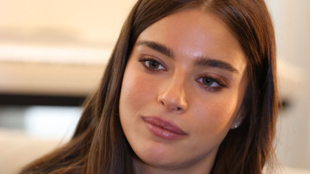 ביקשו ממנה לשים ג'קט מעל הגופייה (צילום: אלוני מור)