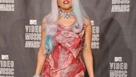 ליידי גאגא בשמלה מבשר אמיתי בטקס פרסי ה-VMA ב2010 (צילום: רוני פרץ)